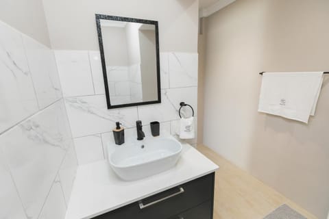 Wave Inn Guesthouse Bed and Breakfast in Cape Town