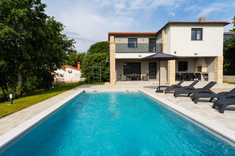 Property building, Patio, Day, Pool view, Swimming pool, sunbed
