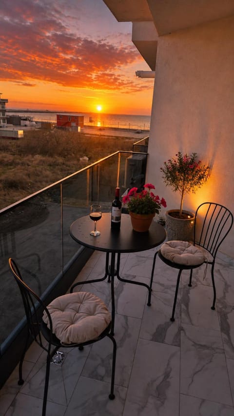 Natural landscape, View (from property/room), Balcony/Terrace, Seating area, Dining area, Sea view, Sunrise, Sunset