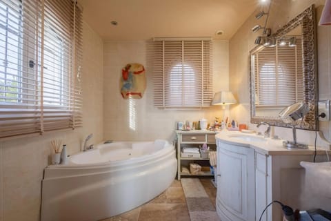 Bathroom, Bath, towels