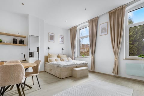 Bed, Dining area, Bedroom