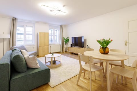 TV and multimedia, Living room, Seating area, Dining area, Evening entertainment