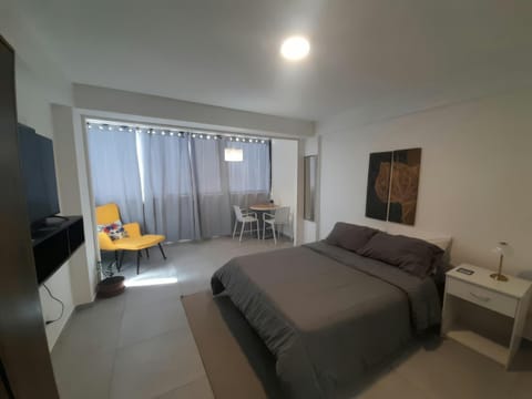 Bed, TV and multimedia, Photo of the whole room, Seating area, Dining area, Bedroom, air conditioner