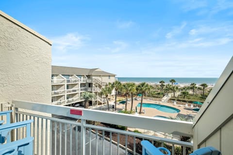 Property building, Balcony/Terrace, Pool view, Pool view, Swimming pool, Swimming pool, sunbed