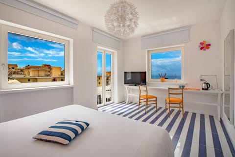 Photo of the whole room, Sea view