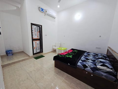 Bed, Photo of the whole room, Seating area, Bedroom
