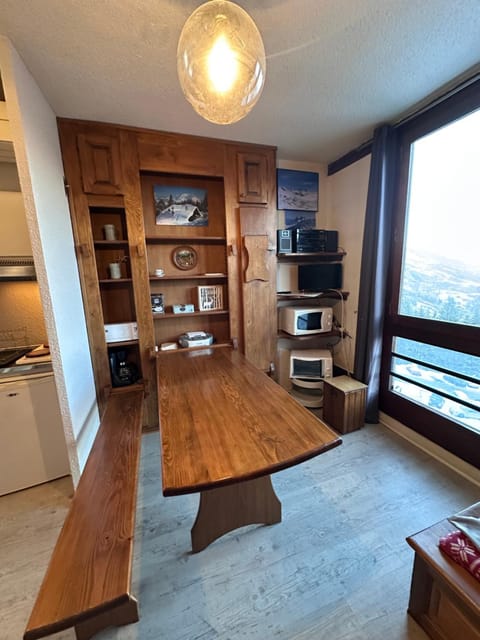 TV and multimedia, Kitchen or kitchenette, Living room, Seating area, Dining area, oven, wardrobe