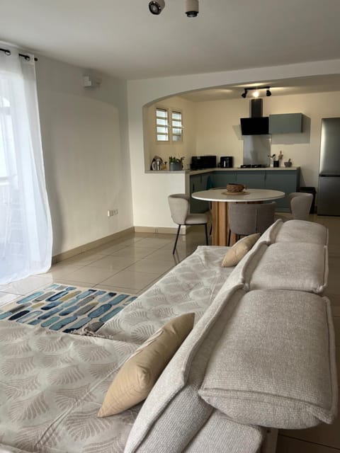 Kitchen or kitchenette, Living room, Seating area, Dining area, air conditioner