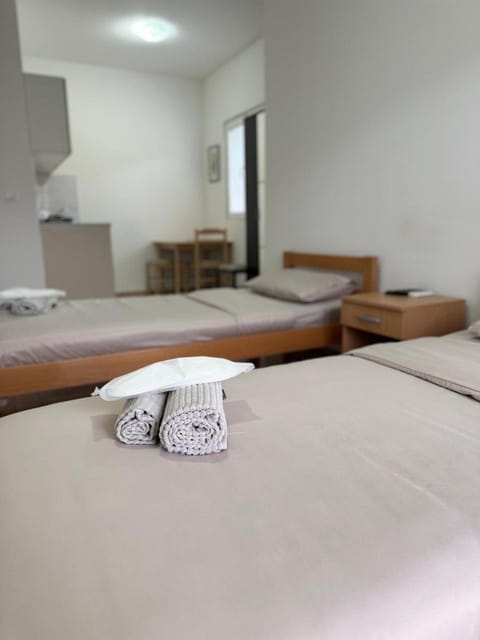 Bed, Bedroom, towels