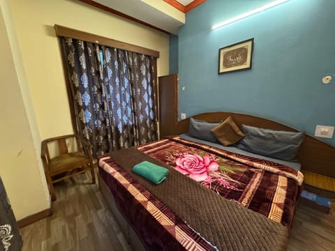 Bed, Photo of the whole room, Seating area, Bedroom