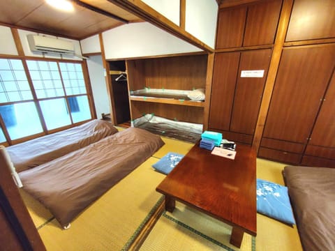 Photo of the whole room, Bedroom, wardrobe, air conditioner