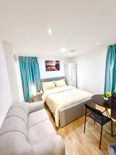 Bed, Photo of the whole room, Seating area