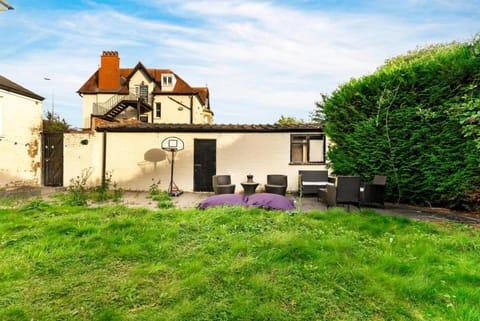 Property building, Spring, Day, Garden, Garden view