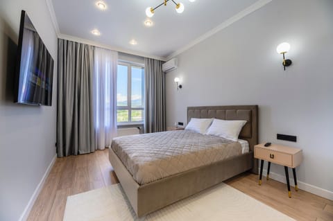 Bed, TV and multimedia, Photo of the whole room, Bedroom
