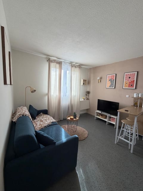 Communal lounge/ TV room, TV and multimedia, Living room, Seating area