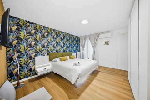 TV and multimedia, Photo of the whole room, Bedroom, towels
