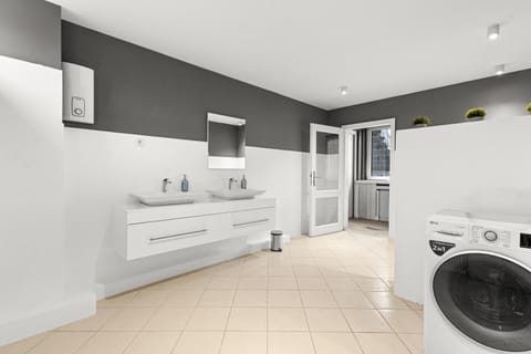 280 qm Billard Tischtennis Tischkicker Apartment in Hamburg