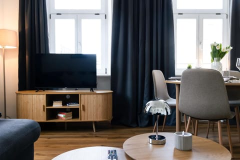 TV and multimedia, Living room, Seating area, Evening entertainment