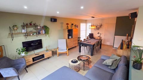 Communal lounge/ TV room, TV and multimedia, Living room, Seating area, Dining area, Evening entertainment