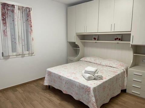 Bedroom, wardrobe, air conditioner
