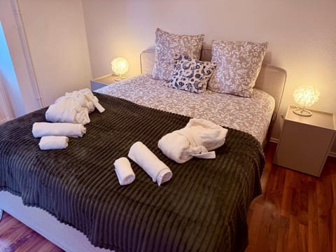 Bed, Bedroom, towels