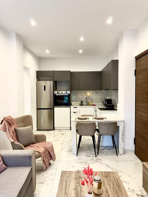 Coffee/tea facilities, Kitchen or kitchenette, Living room, Seating area, Dining area, minibar, oven, pet friendly, stove, toaster