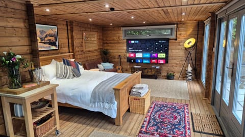 Bed, TV and multimedia, Bedroom