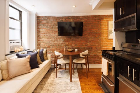 TV and multimedia, Seating area, Dining area, oven