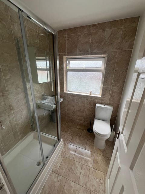 Winchester 5 bedroom near city and motorways House in Winchester