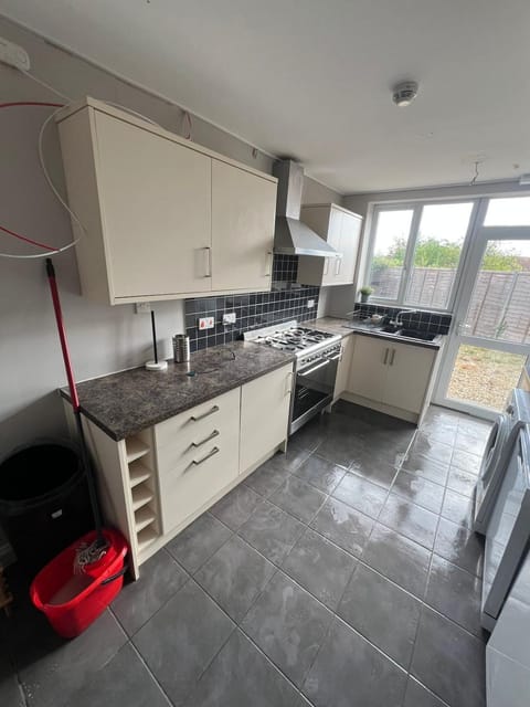 Winchester 5 bedroom near city and motorways House in Winchester