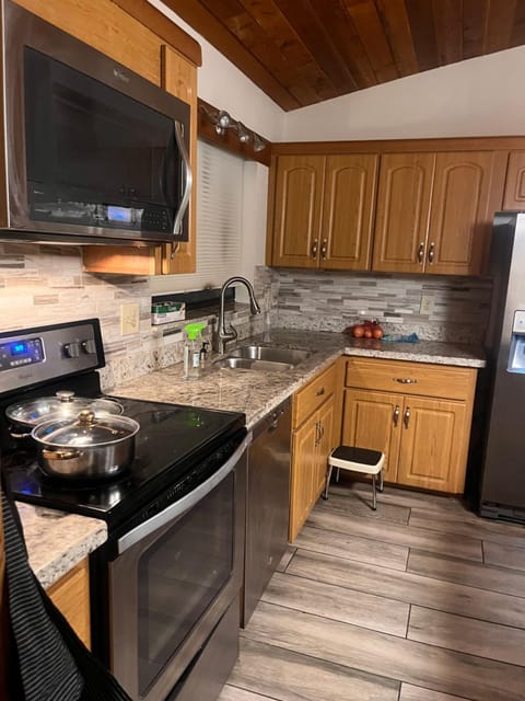 Cozy Corners Bed and Breakfast Bed and Breakfast in Lauderhill