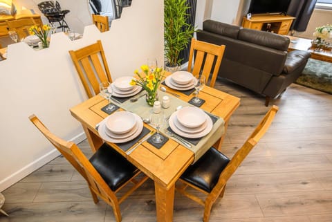 Seating area, Dining area