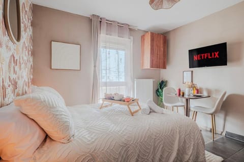 Bed, TV and multimedia, Living room, Photo of the whole room, Seating area, Bedroom