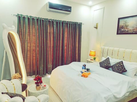 Bed, TV and multimedia, Living room, Photo of the whole room, Seating area, Bedroom, air conditioner