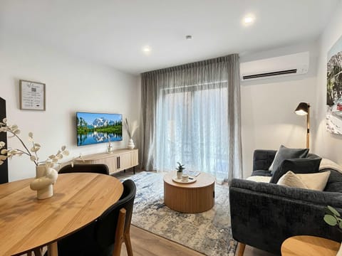 TV and multimedia, Living room, Seating area, Evening entertainment