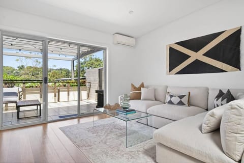 View (from property/room), Balcony/Terrace, Living room, Seating area, air conditioner