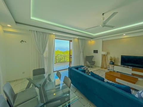 Communal lounge/ TV room, TV and multimedia, Living room, Seating area, Evening entertainment