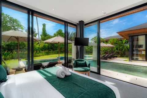 Bed, TV and multimedia, Bedroom, Pool view, air conditioner