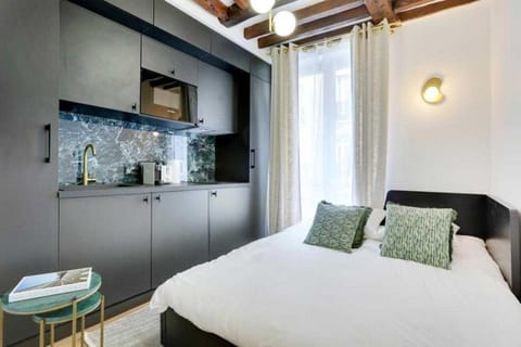 Kitchen or kitchenette, Bedroom