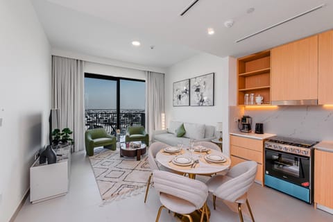 TV and multimedia, Kitchen or kitchenette, Living room, Seating area, Dining area, stove