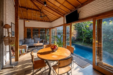 Villa Ju Ju, 3BR Iconic Villa in the Hearth of Pererenan, 5 mins from Canggu Villa in North Kuta