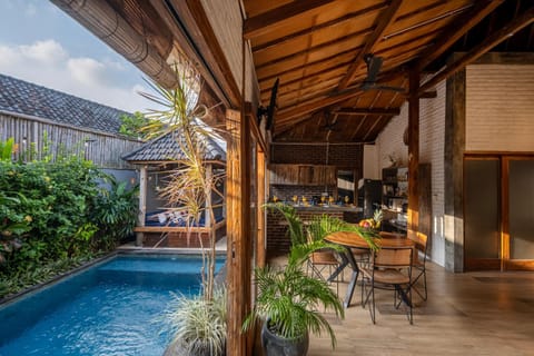 Villa Ju Ju, 3BR Iconic Villa in the Hearth of Pererenan, 5 mins from Canggu Villa in North Kuta
