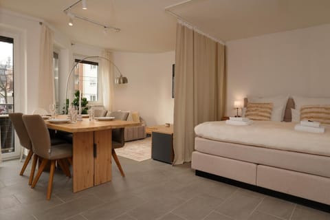 Bed, Living room, Photo of the whole room, Seating area, Dining area, Bedroom, towels