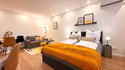 Bed, TV and multimedia, Living room, Photo of the whole room, Seating area, Bedroom, air conditioner