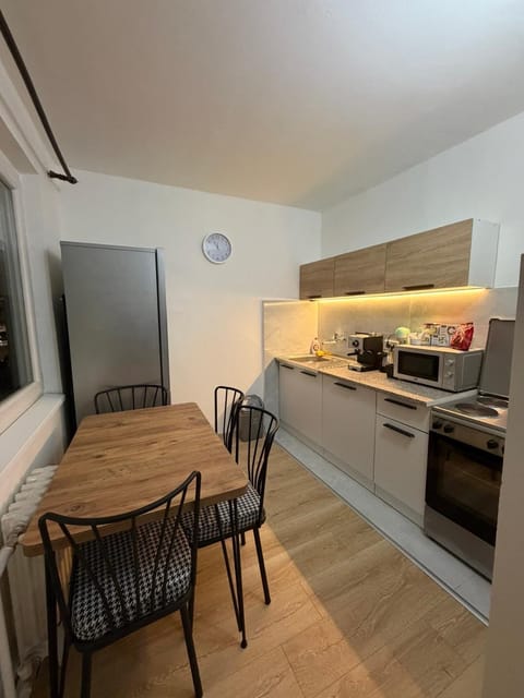 Coffee/tea facilities, Kitchen or kitchenette, Dining area, oven