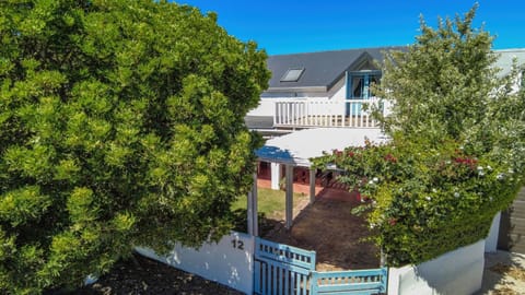 Property building, Day, Garden, Garden view