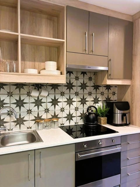 Coffee/tea facilities, Kitchen or kitchenette, stove