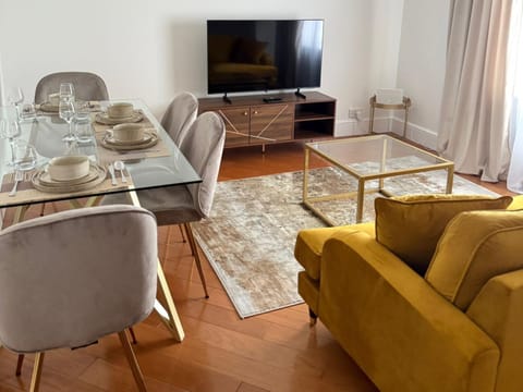 Communal lounge/ TV room, TV and multimedia, Living room, Seating area, Dining area, Evening entertainment