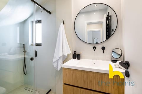 Luxury Maisonette W Jacuzzi & Acropolis View Apartment in Athens