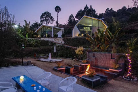 Property building, Facade/entrance, Seating area, Dining area